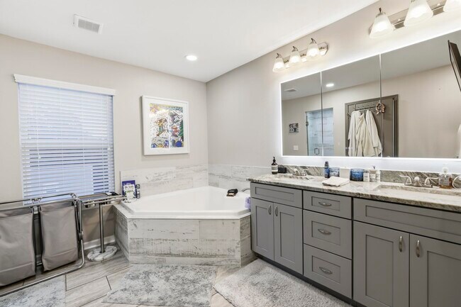 Building Photo - 1241 N Bronough St