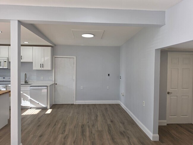 Building Photo - FOR RENT!!! NEWLY RENOVATED 2-BEDROOM TRIPLEX – UTILITIES INCLUDED – PRIME KISSIMMEE LOCATION!