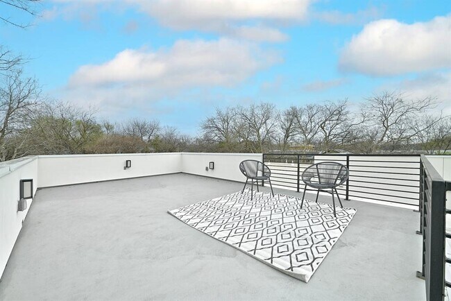 Building Photo - 1704 Kinney Ave