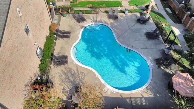 Building Photo - 9800 Pagewood Ln
