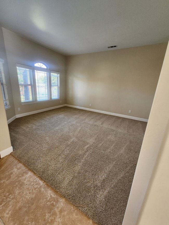 Building Photo - Gorgeous and Spacious 4 Bedroom Home