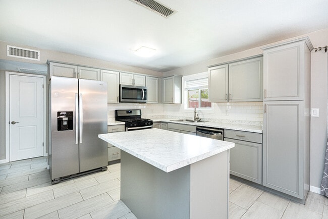 Building Photo - Greeat Single family home in Tempe! Close to ASU!