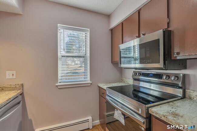 Building Photo - 60 Old Town Rd