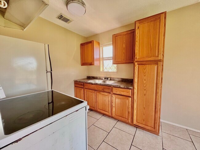 Building Photo - 3021 Sycamore Ave