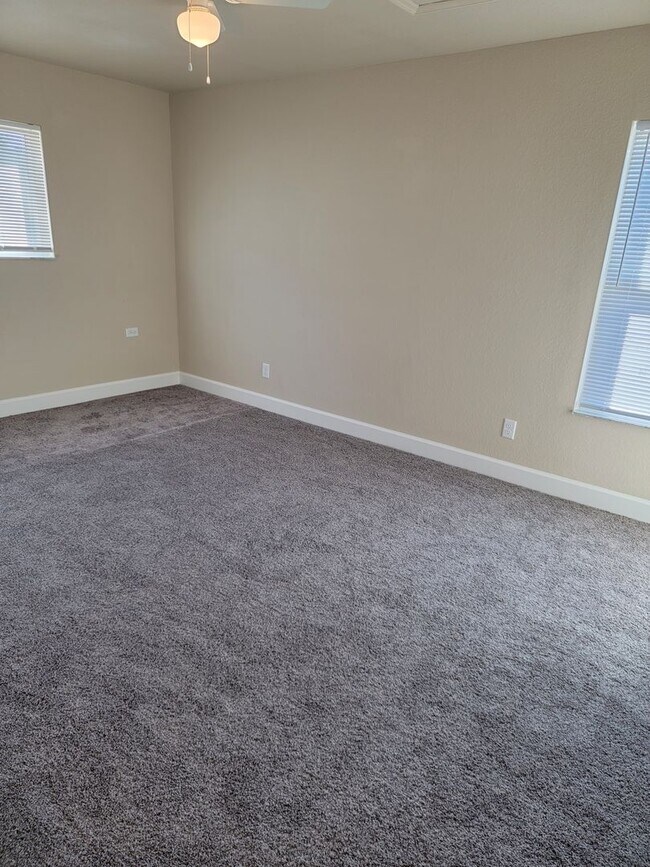 Building Photo - Gorgeous 3/2 Townhome in Lakeside!!!!