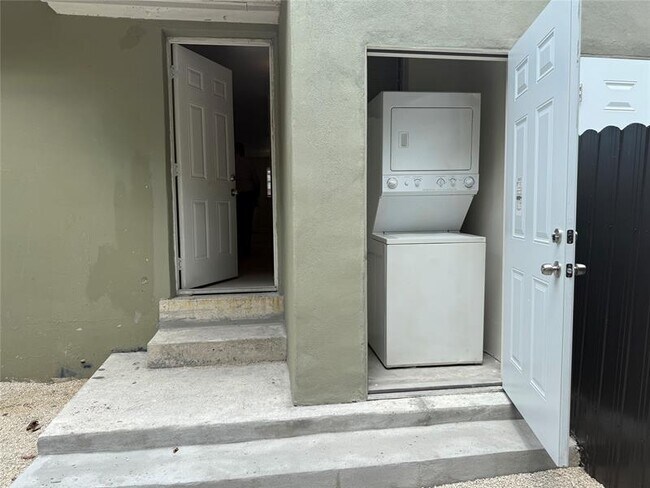 Building Photo - 2830 NW 15th Ct