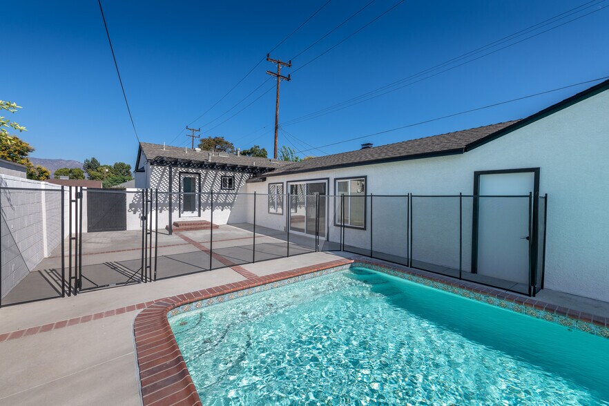 POOL - 1011 N Florence St