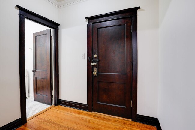 Building Photo - Sun-drenched Roscoe Village