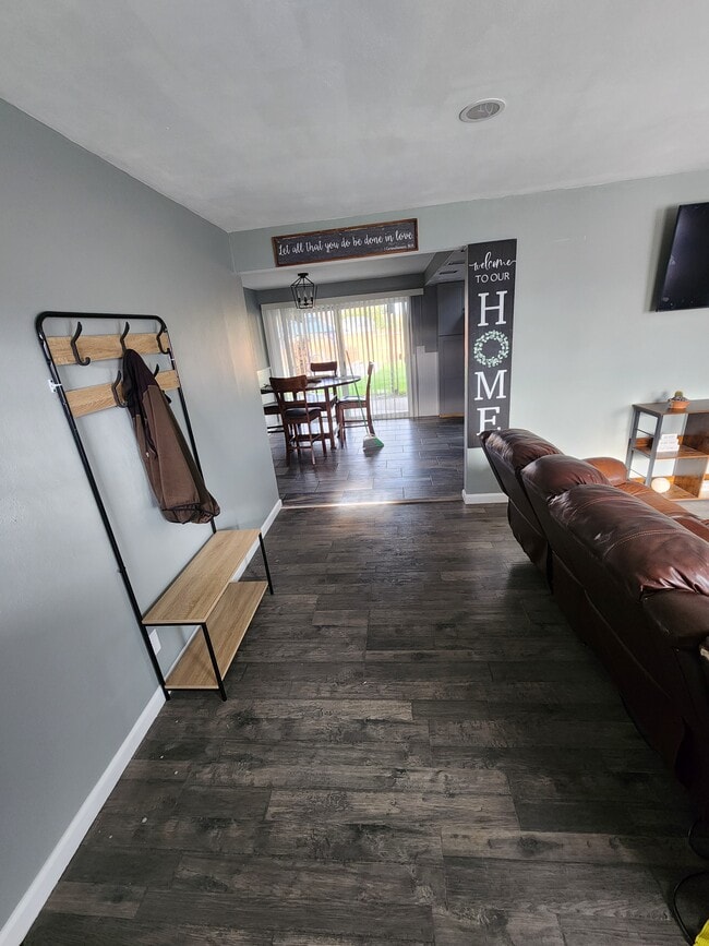 Building Photo - 2075 E Alder St