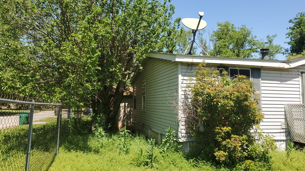 Building Photo - 615 E College St