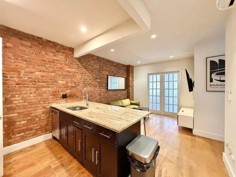 Building Photo - Furnished room/NOT APARTMENT