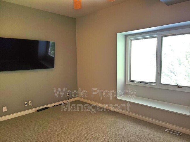 Building Photo - 434 Emerson St