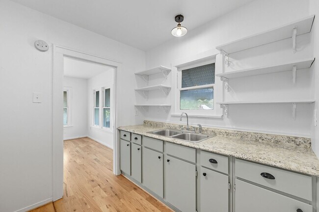 Building Photo - 2 Bedroom Upstairs Duplex in Southside