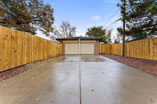 Building Photo - Spacious Duplex in Wheat Ridge!