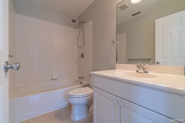 Building Photo - 3 Bed 2.5 Bath Townhome in Spinnaker Place Townhomes 2