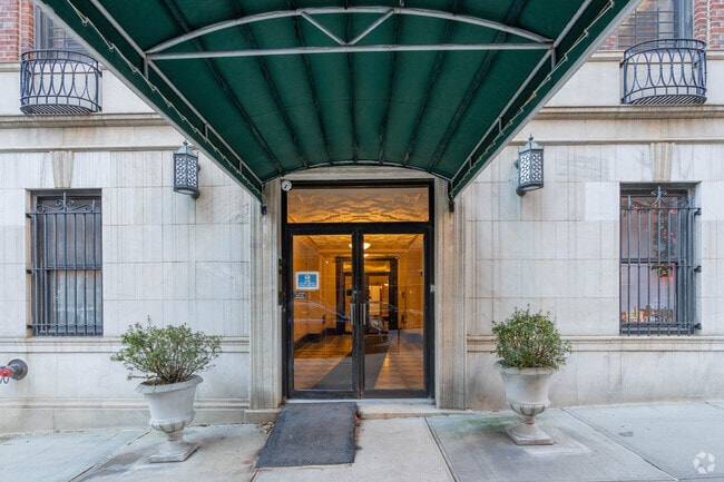 Building Photo - 305 W 104th St
