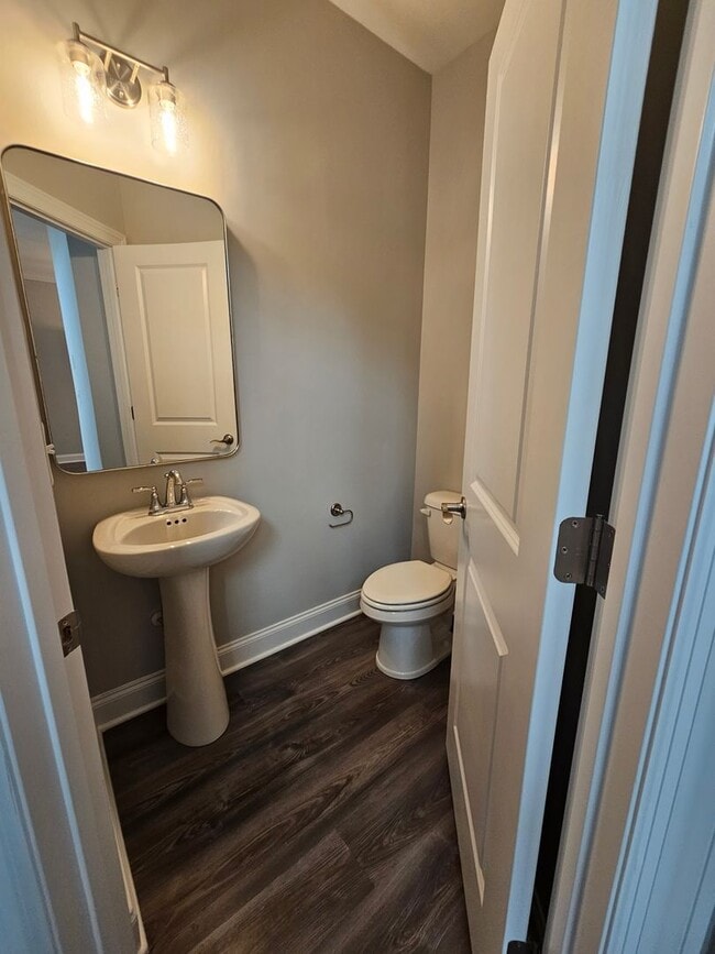 Building Photo - LUXURY TOWNHOME  IN THE CENTER OF MANCHESTER!