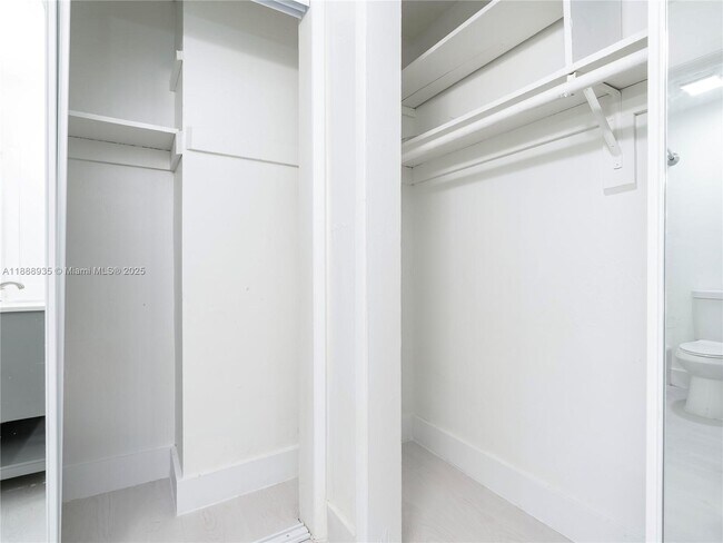 Building Photo - 2025 Miami Rd