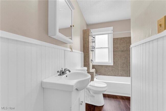 Building Photo - 2085 Robin St