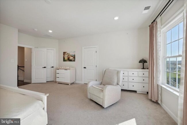 Building Photo - 831 Stonecliffe Rd