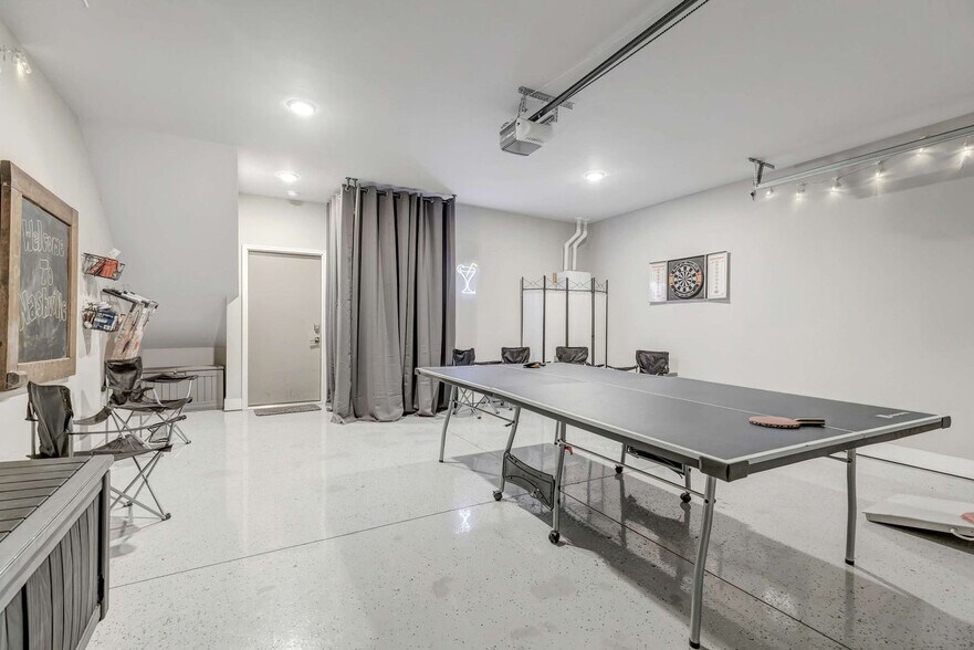 Building Photo - 978 Youngs Ln