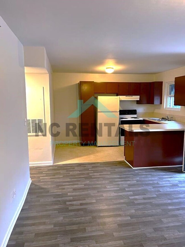 Building Photo - Renovated 2-Bedroom, 1-Bathroom Unit #B in...