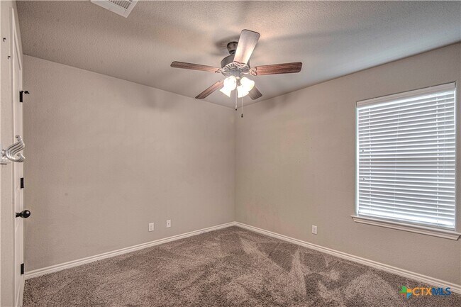 Building Photo - 802 Kendra Dr