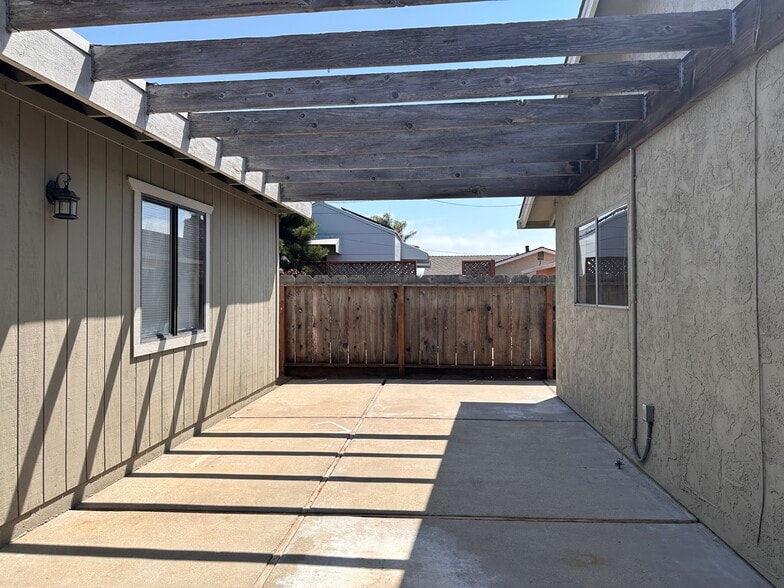 Building Photo - 984 McKenzie Ave