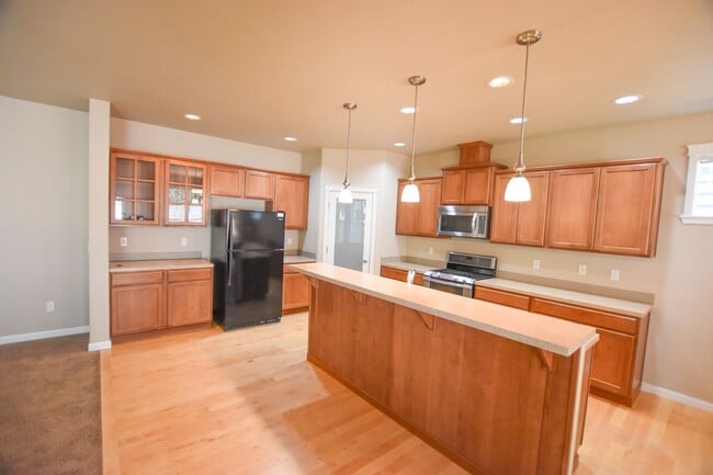 Building Photo - Move in Ready! Apply Today!