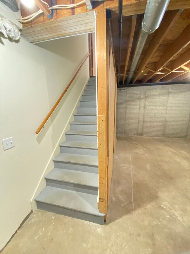 Building Photo - 1785/1787 Alexandra Court