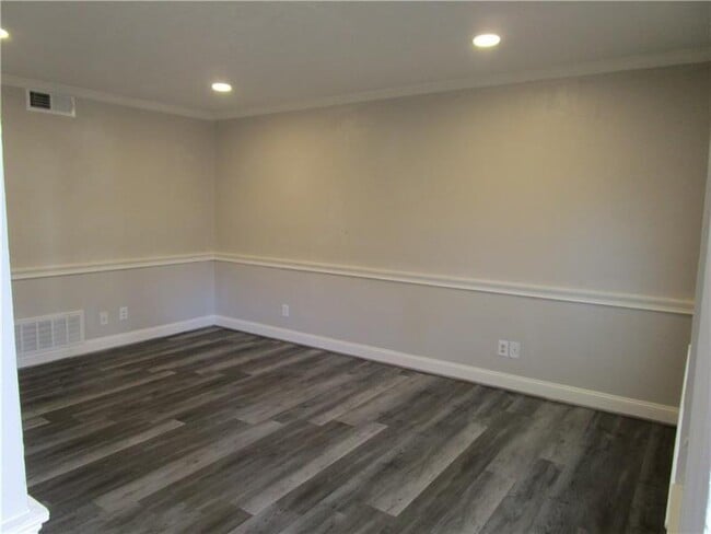 Building Photo - 1235 Riverside Dr