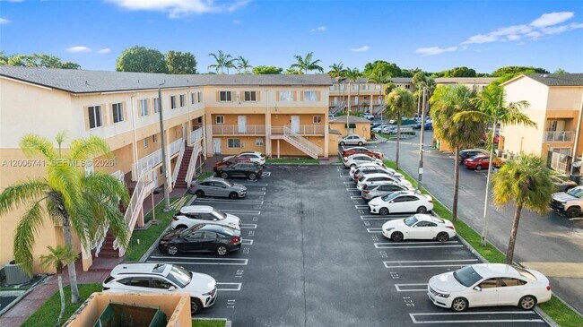 Building Photo - 6235 SW Kendale Lakes Cir