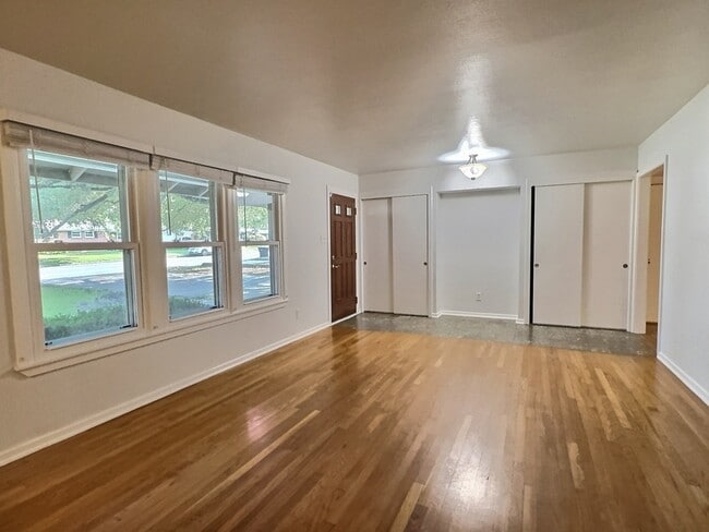 Building Photo - 635 Rockhill Dr