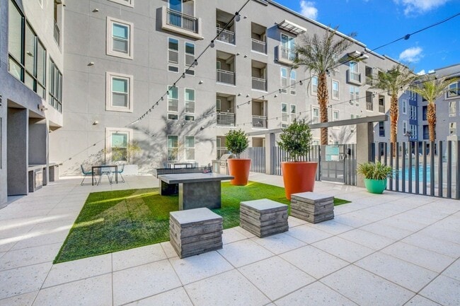 Building Photo - Ely on Fremont