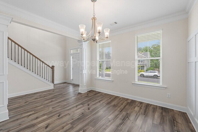 Building Photo - 585 Hampton Dr