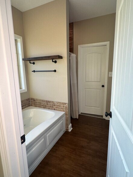 Building Photo - 1124 Eagles View Dr