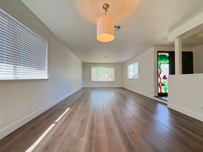 Building Photo - Beautiful 3 Bed, 2 Bath Home in a Desirabl...
