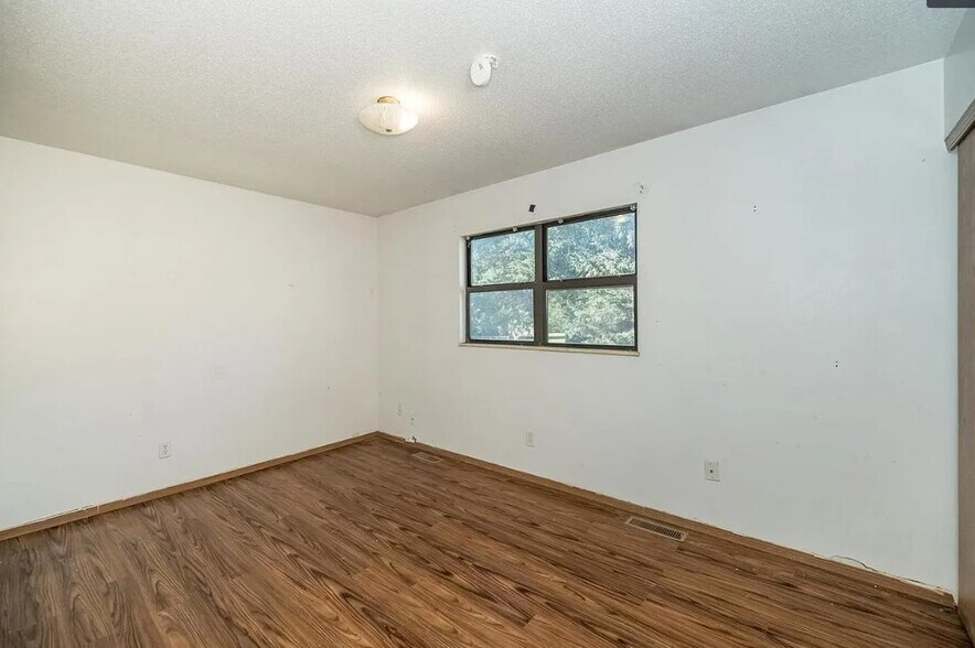 Building Photo - 303 Campus Dr