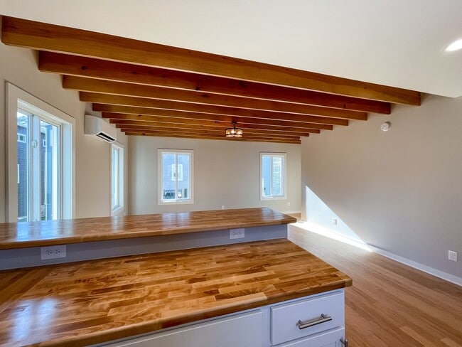 Building Photo - Beautiful, Newer-Construction Compact Cott...