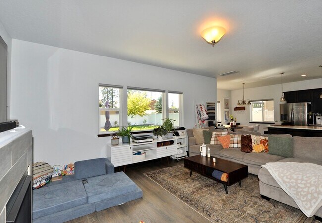Building Photo - Canfield Mountain 3 bed 2.5 bath with loft...