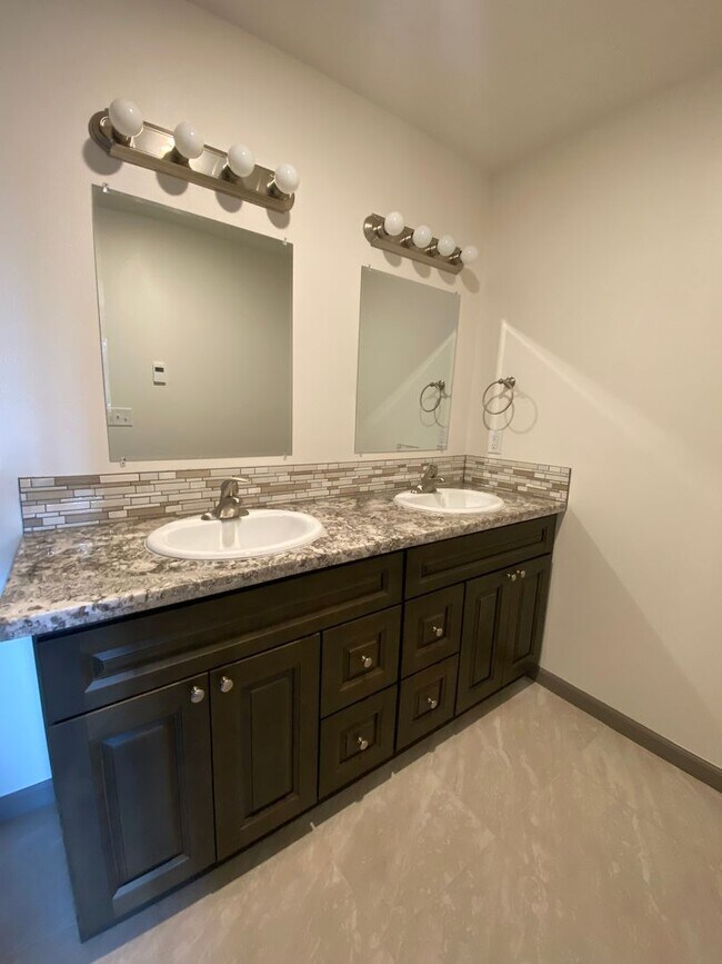 Building Photo - **SPRING SPECIAL- $400 off first months rent**  3 Bedroom Duplex in Veneta