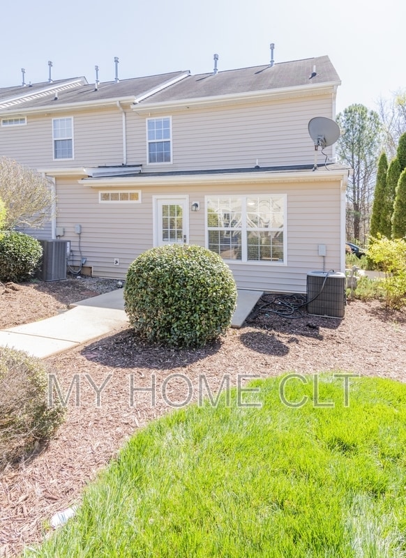 Building Photo - 18457 Streamline Ct