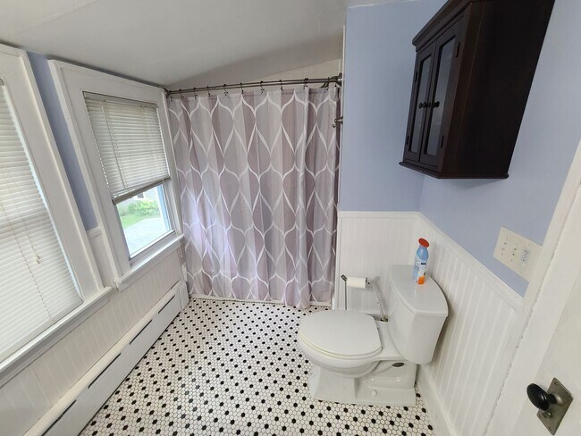 Building Photo - 3 Bedroom Single Family