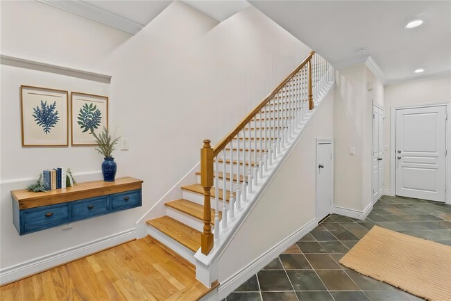 Building Photo - Experience Urban Living at Its Finest!