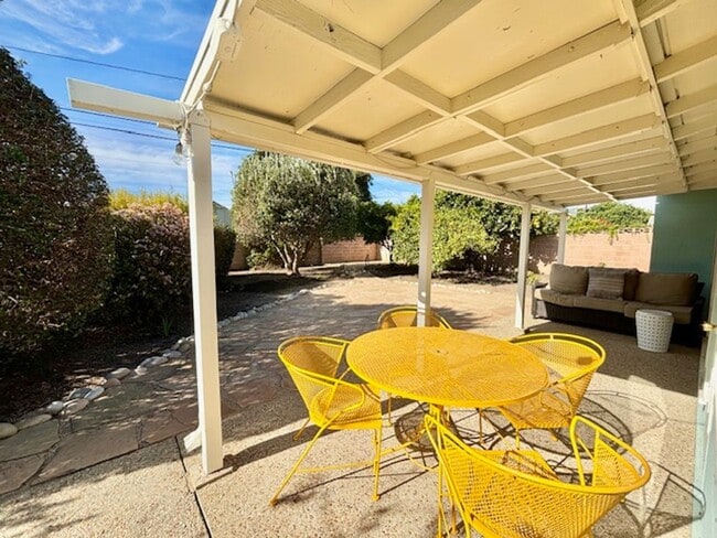 Building Photo - 211 E - Midtown Blue Bungalow | FURNISHED