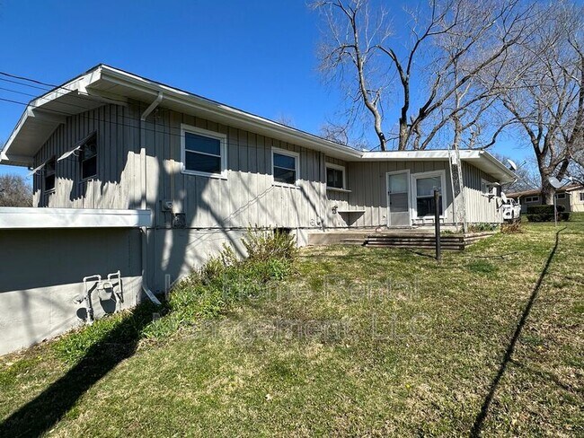 Building Photo - 6006 N Howard Ave