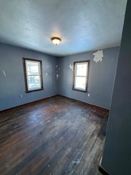 Building Photo - 1305 E Whitmer St