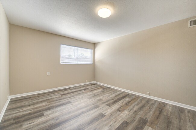 Building Photo - 2101 Fountain View Dr