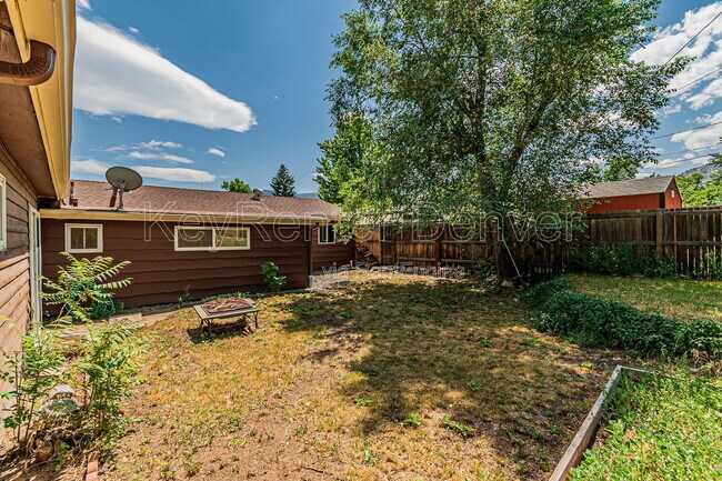 Building Photo - 400 Lily Ln