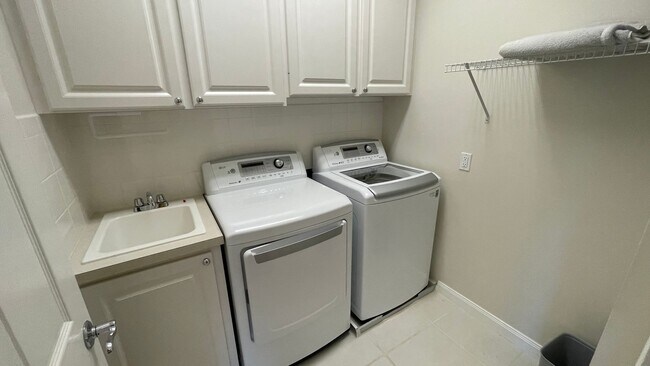Building Photo - Furnished Short Term Rental